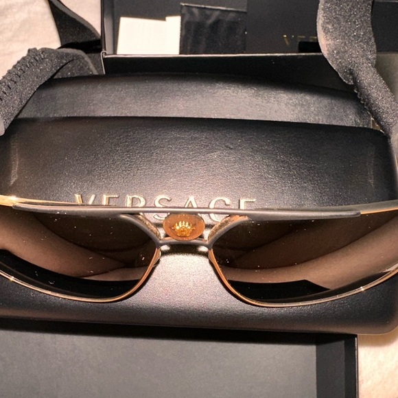 🔥VERSACE AUTH SUNGLASSES WITH ATTACHMENTS TO HANG OFF NECK FULL INCLUSION - Picture 2 of 13